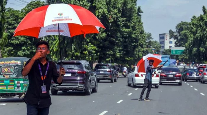 ট্রাফিক পুলিশকে সহায়তায় সড়কে ৬৬ শিক্ষার্থী